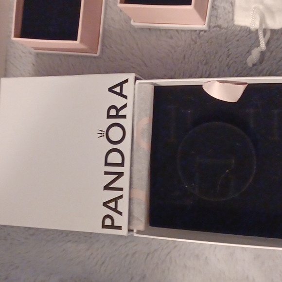 Pandora boxes, tissue paper and pouch. 🎁 - Picture 2 of 7